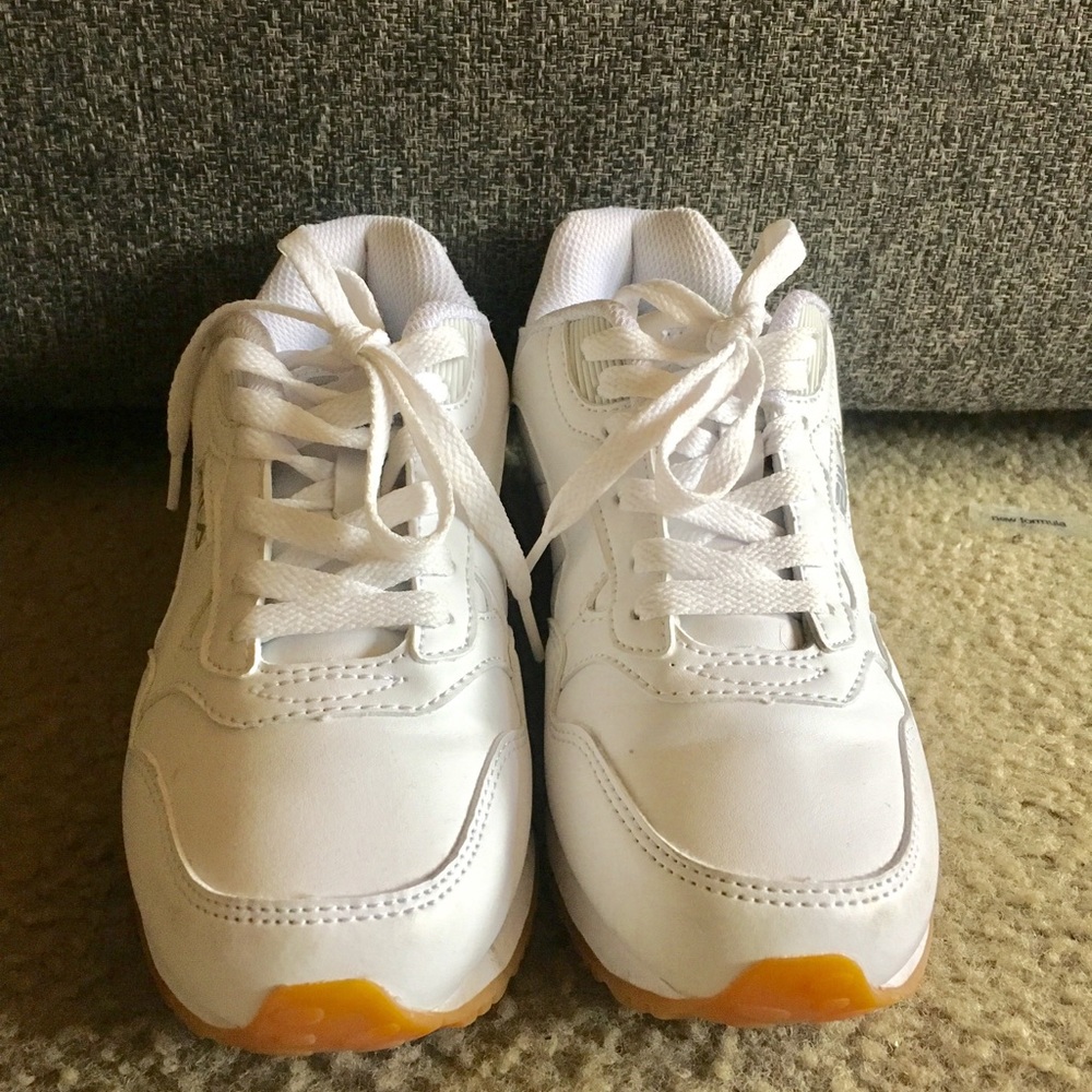 Fila track sneaker Size 4.5 great used condition